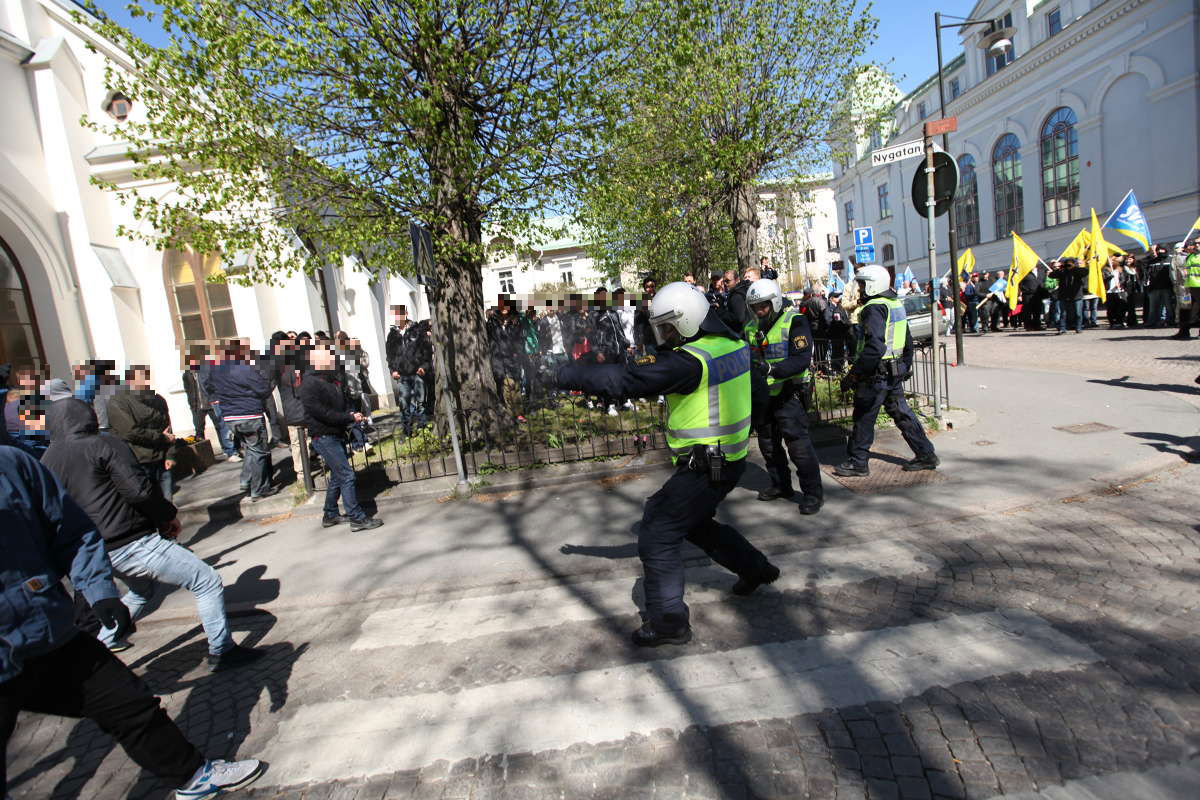 Polis och motdemonstranter. Polis och motdemonstranter.